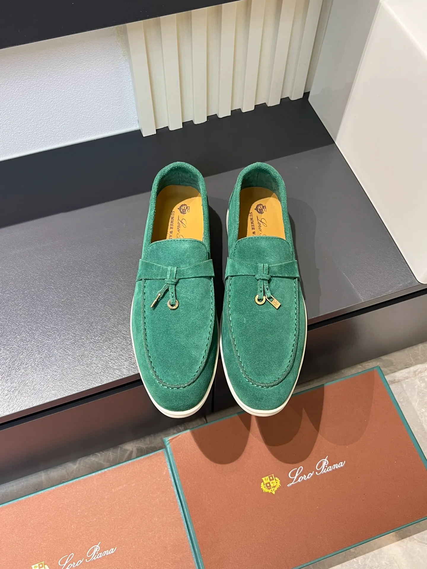 Men's shoes 💰p360 "Loro men's shoes 💰pian'*" Classic L men's shoes for couples 💰p Top version British flat loafers, a must-have item in old money style, the minimalist design is eye-catching and durable, a plus point for dressing The soft foot feel and texture are outstanding. They don’t scratch your feet and are very nice. They are matched with soft and waxy soles. They can be worn daily for a long time without getting tired. They are easy to wear, versatile and classic items, with perfect foot feel and texture! Imported cashmere fabric, the lining is made of imported A-grade water-dyed cow lining, the top version of the genuine leather midsole is sewn with pure handmade mark thread! Size: Female 35-40 (34. Customized) Male 38-44 (45.46. Customized)